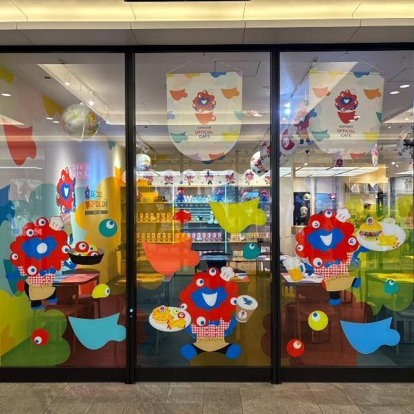 ミャクミャクで彩られた店舗入口
