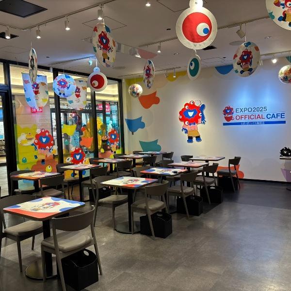 カラフルな装飾が広がる店内